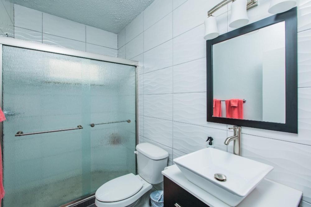 Dramatic Views From This Specious 1Bd/1Bth Christianted Bagian luar foto